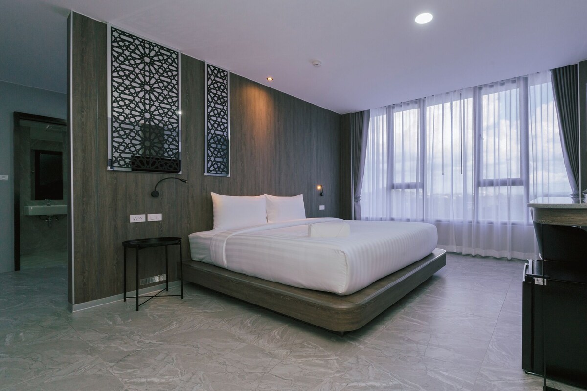 Superior Double Room | Desk, WiFi (free), bed sheets