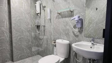 Standaard tweepersoonskamer | Badkamer | Een douche, een haardroger, handdoeken, zeep