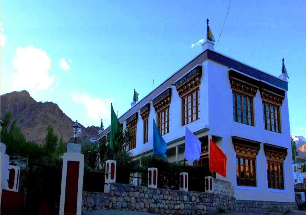 المنشأة من الخارج