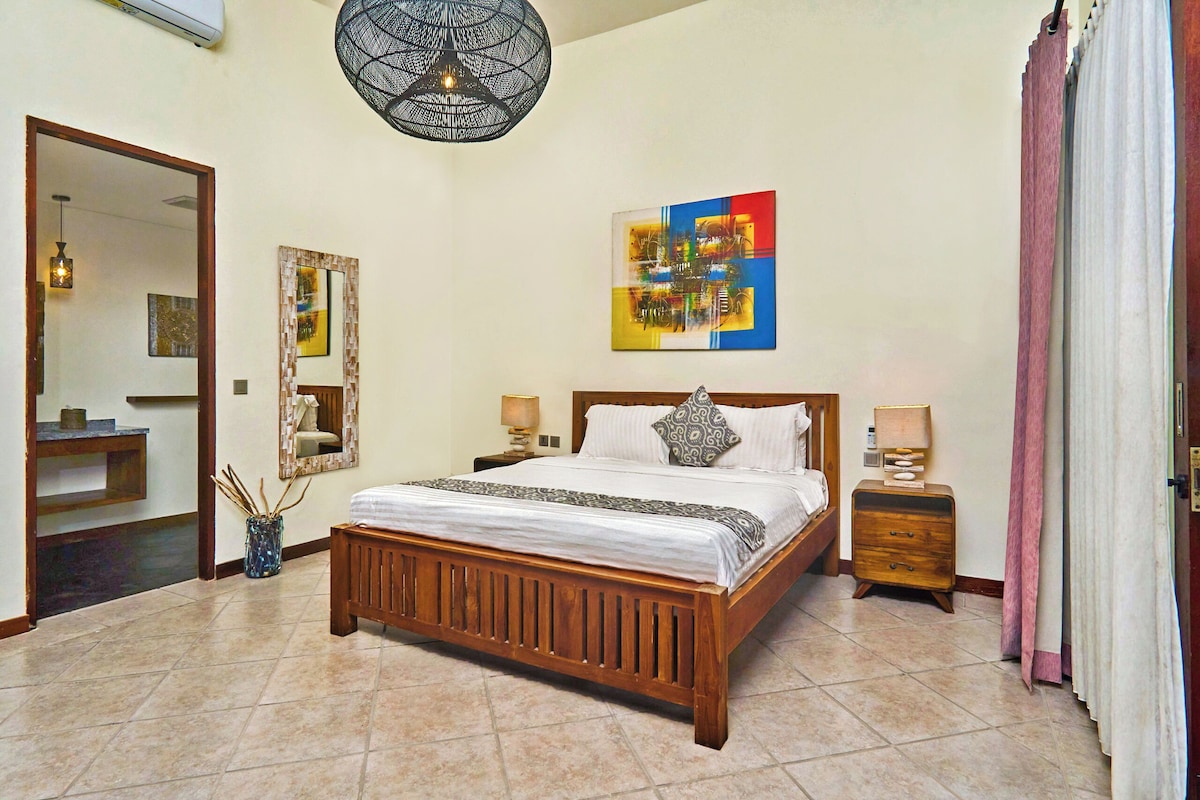 Bungalow, balcón, vistas a la piscina | Escritorio, espacio para trabajar con un portátil, wifi gratis