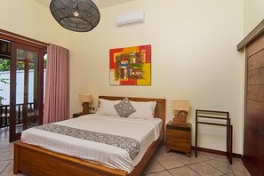 Habitación Deluxe, vista al jardín | Escritorio y wifi gratis 