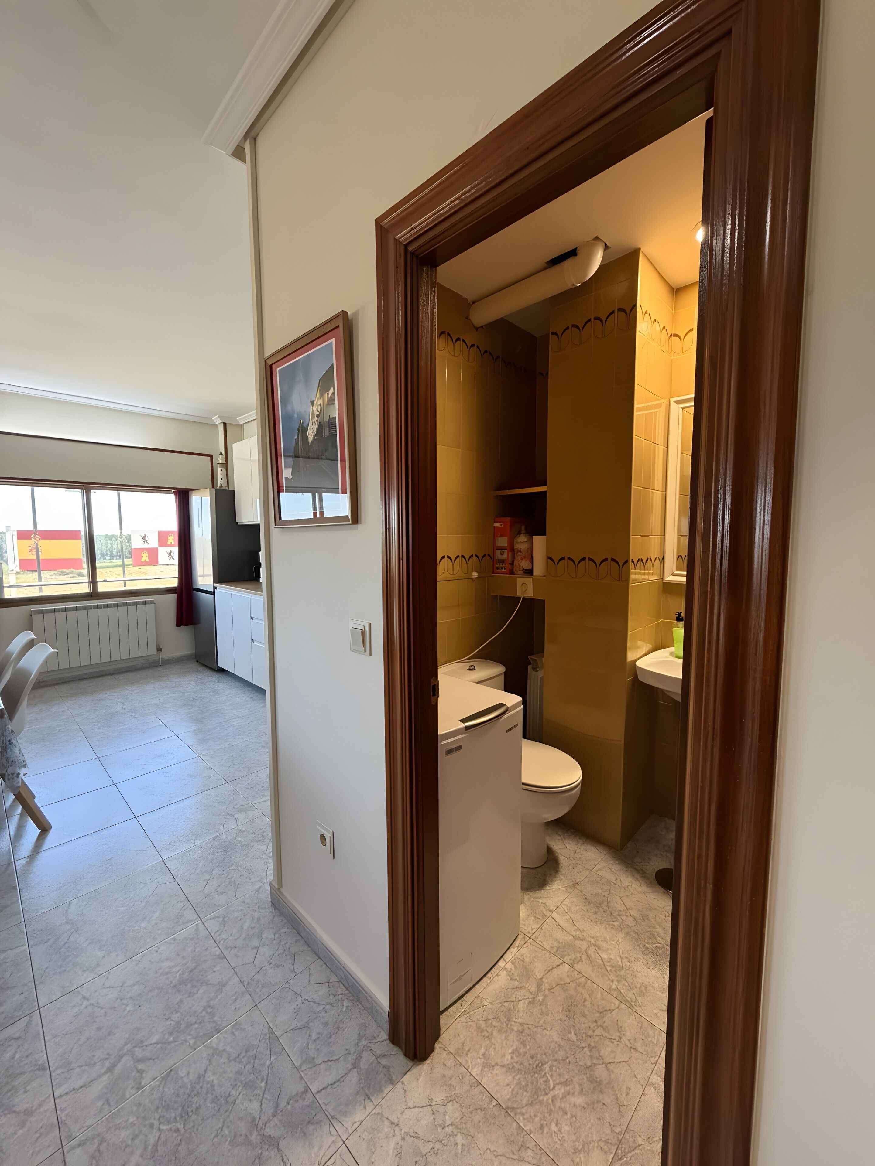 Un baño con inodoro, lavamanos y ducha.