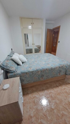 A bedroom with a bed, a wardrobe, a desk with a lamp, and a door. - Your home in Altea! 200 m from the beach / bright / 2 bedrooms / fully equipped / beautifully decorated. (Altea)