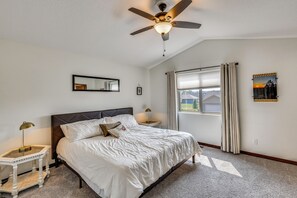 Desk, travel cot, Internet, bed sheets