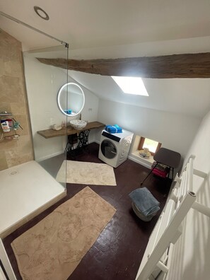 Douche, sèche-cheveux, serviettes fournies, savon