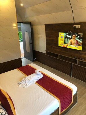 In-room safe, blackout curtains, iron/ironing board (on request) - GALAXY GARDEN RESORT (Mettupalayam)