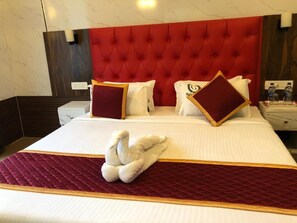 In-room safe, blackout curtains, iron/ironing board (on request) - GALAXY GARDEN RESORT (Mettupalayam)
