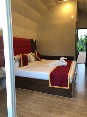 In-room safe, blackout curtains, iron/ironing board (on request) - GALAXY GARDEN RESORT (Mettupalayam)
