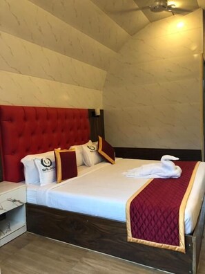 In-room safe, blackout drapes, iron/ironing board (on request) - GALAXY GARDEN RESORT (Mettupalayam)