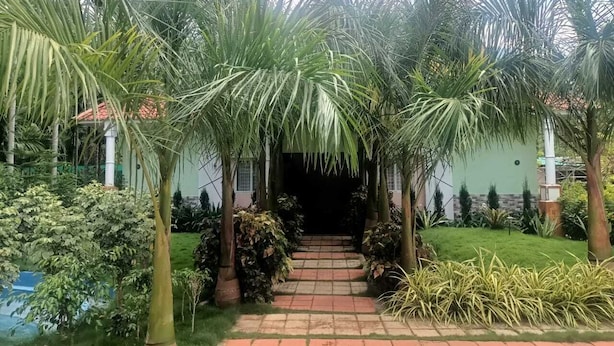 Deluxe Double Room, Balcony, Garden View | Property grounds