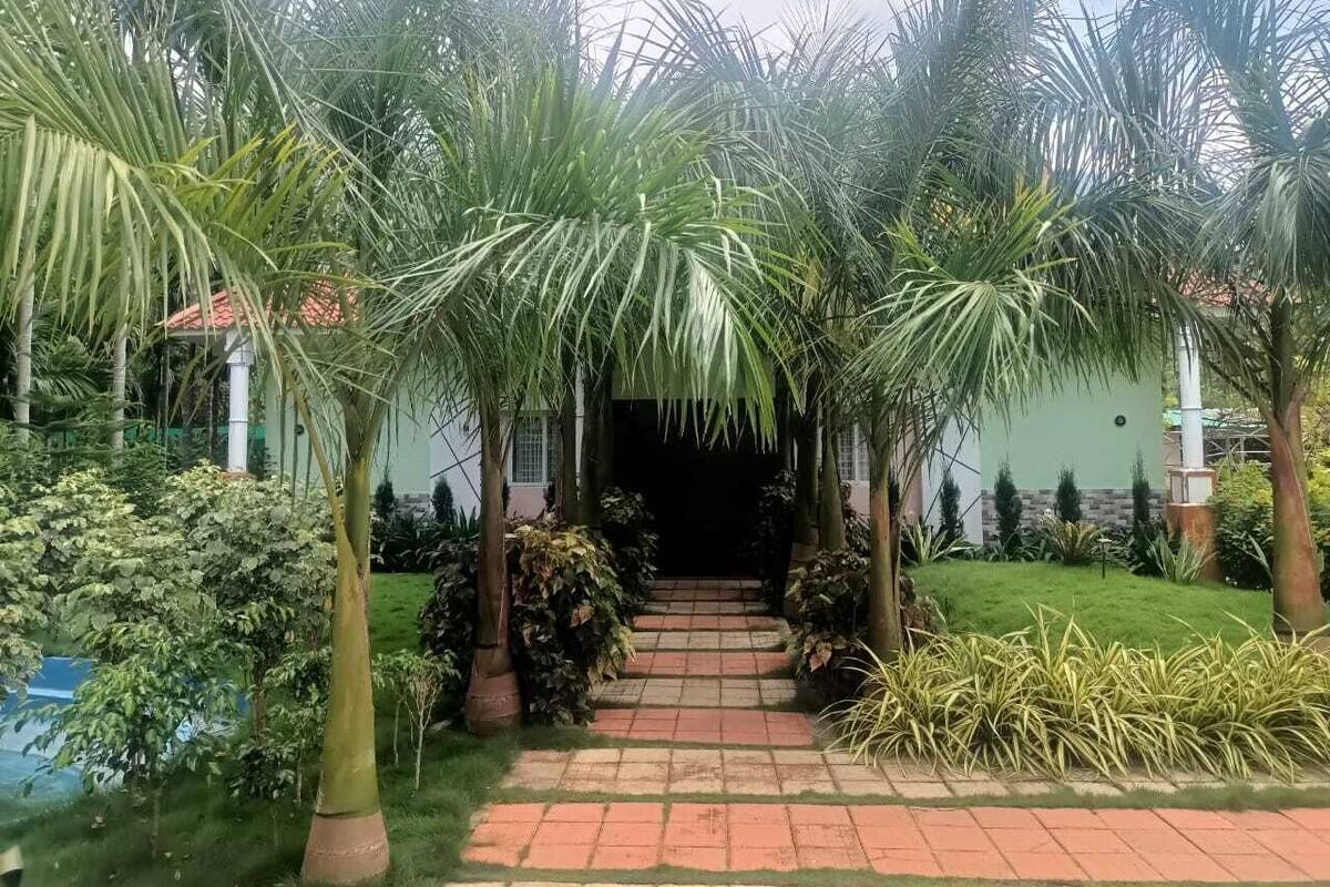 Deluxe Double Room, Balcony, Garden View | Property grounds