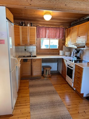 Cabin tiện nghi đơn giản, 3 phòng ngủ, quang cảnh hồ, cạnh hồ | Bếp riêng | Dụng cụ pha cà phê/trà, lò vi sóng, lò nướng, bếp nấu 