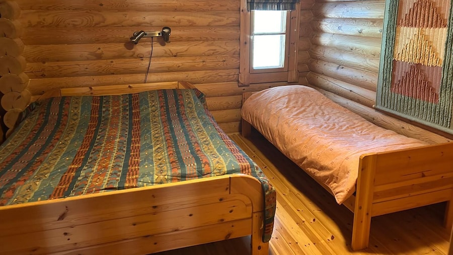 Lakeside Cabin for 12 with Private Sauna