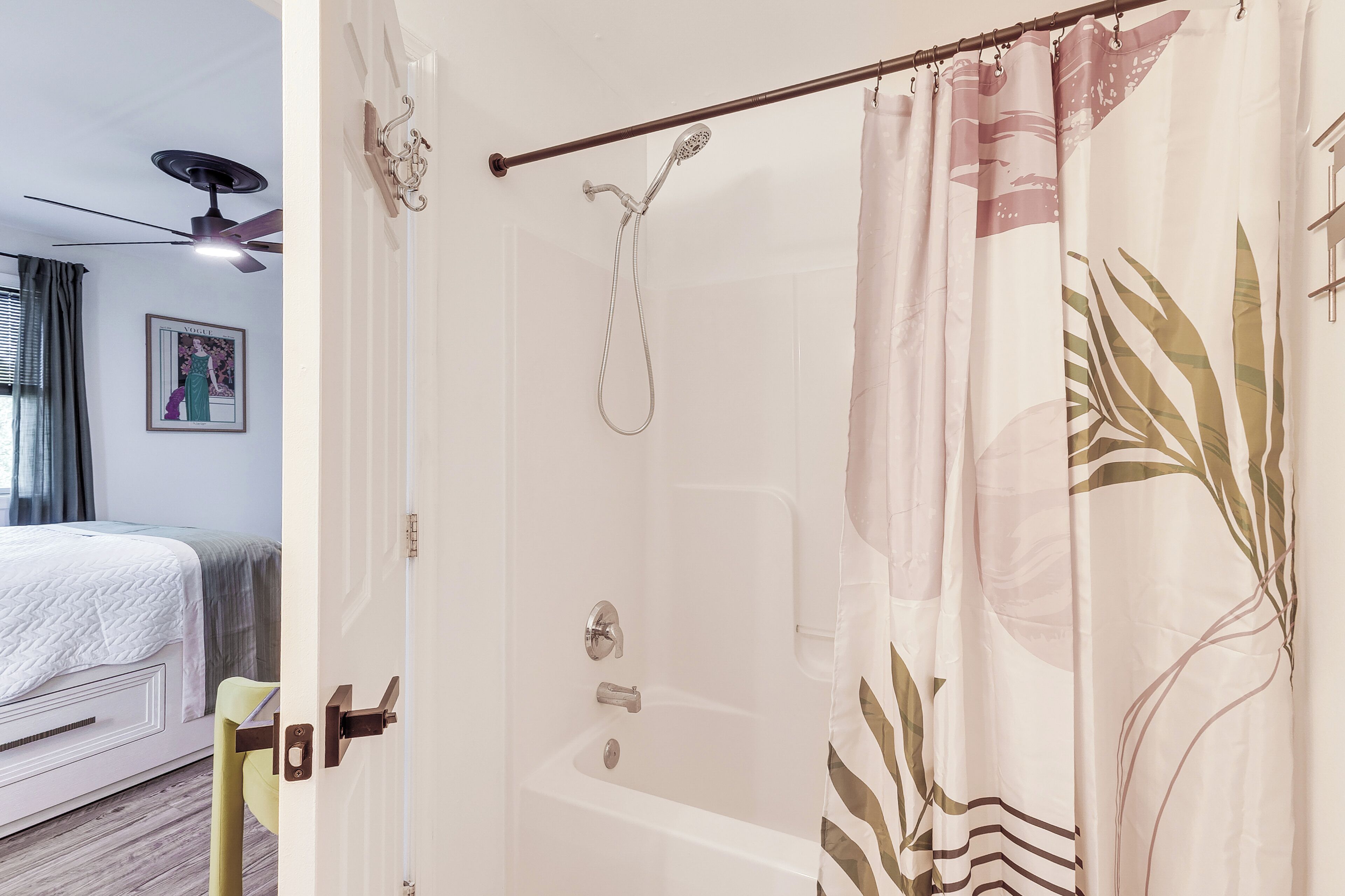 Une salle de bain moderne équipée d’une douche, d’une baignoire et de toilettes.