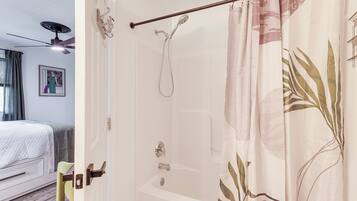 Une salle de bain moderne équipée d’une douche, d’une baignoire et de toilettes.