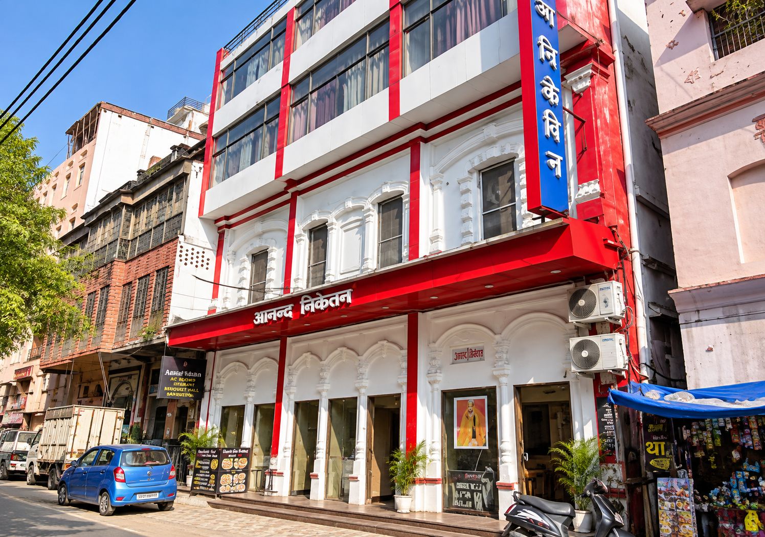 Un edificio de dos pisos con fachada roja y blanca, que presenta un letrero en idioma local.