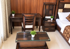 Bàn ủi/dụng cụ ủi quần áo