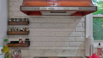 Coffee/tea maker, fridge, microwave, oven