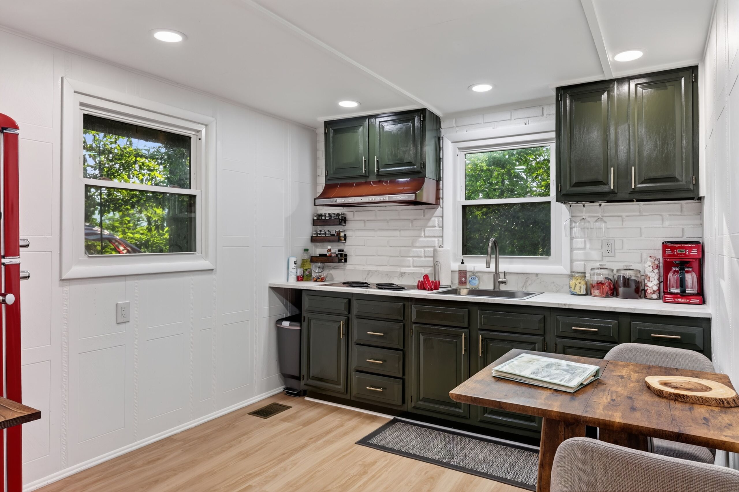 Coffee/tea maker, fridge, microwave, oven