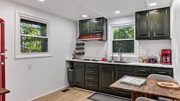 Coffee/tea maker, fridge, microwave, oven