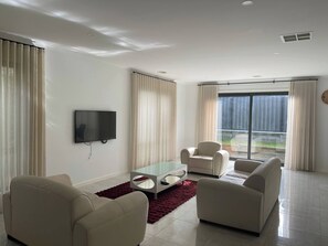 Living area - Spacious, Bright Clyde Stay Near Parks & Shop (Clyde)