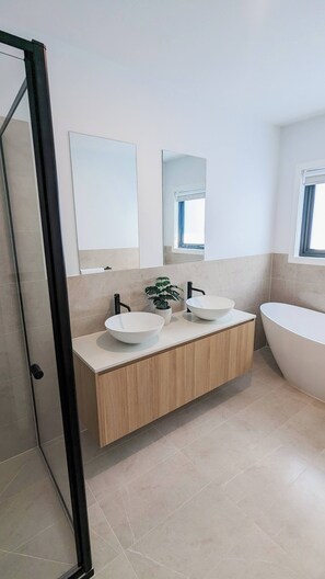 Bathroom - Spacious, Bright Clyde Stay Near Parks & Shop (Clyde)