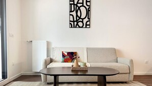 Ein Wohnzimmer mit einer Couch, einem Couchtisch und einem Wandbild.