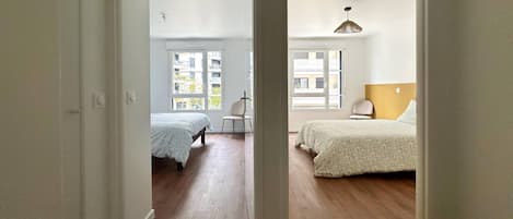 Tabla de planchar con plancha, internet y ropa de cama