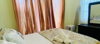 Paris London House in Samana