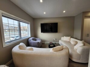Living area - Amazing medium & long term rentals in Drumheller (Drumheller)