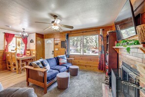TV, fireplace, books - Private Hot Tub & Patio! Woodsy Escape in Big Bear (Big Bear)