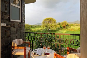 Outdoor dining - Alaya Stays Raj Suites Pet-Friendly (Udaipur)