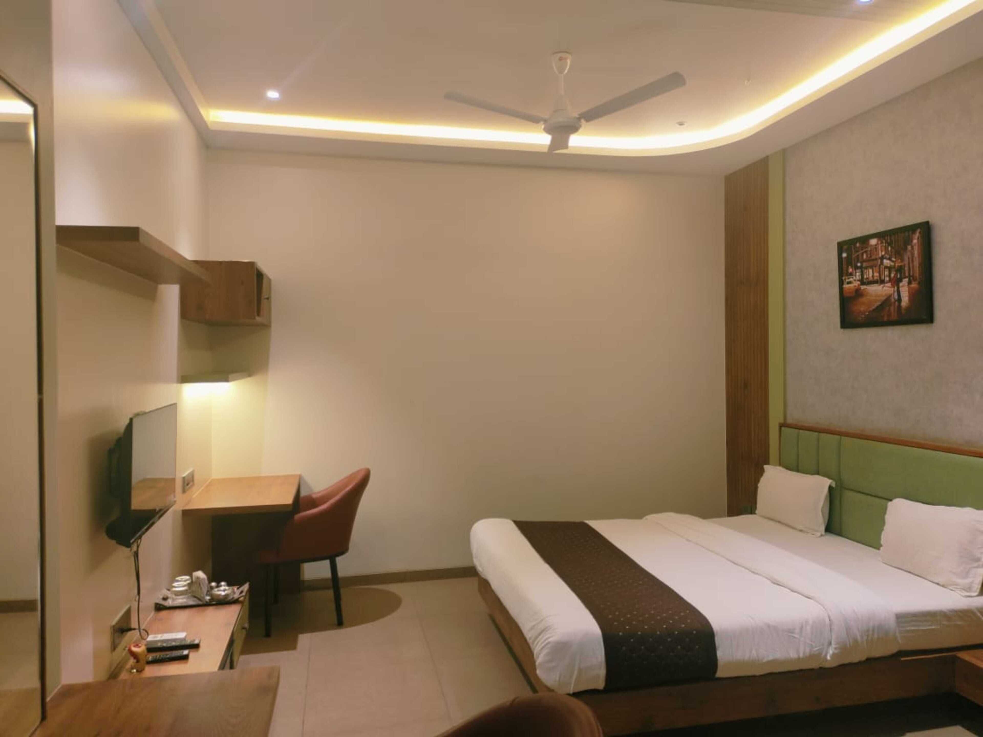 Deluxe Room | Rollaway beds (surcharge), bed sheets