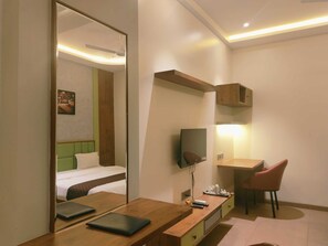 Rollaway beds, bed sheets - Hotel Amar Palace (Ahmednagar)