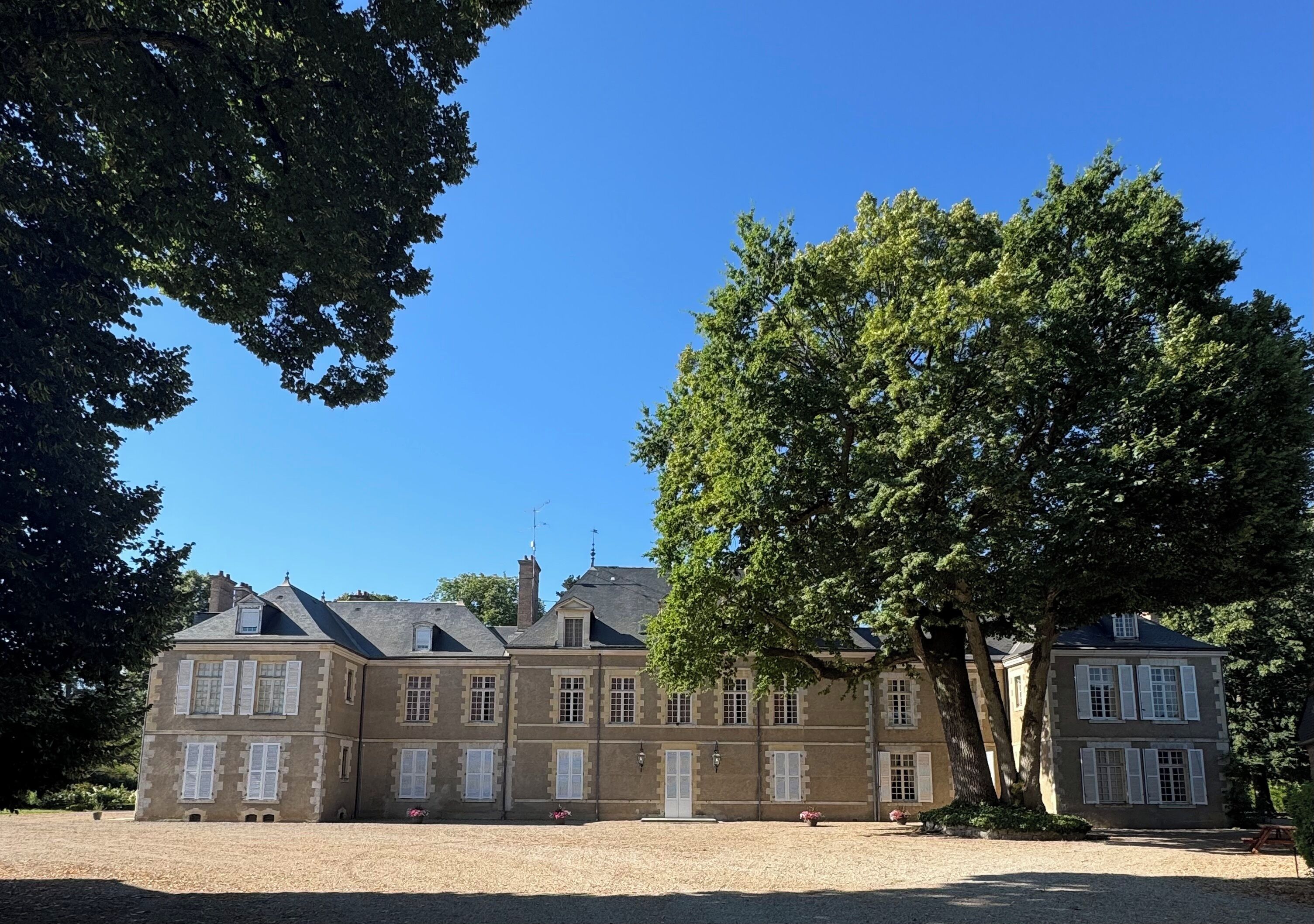 Un grand bâtiment doté de nombreuses fenêtres et d’une cour intérieure.