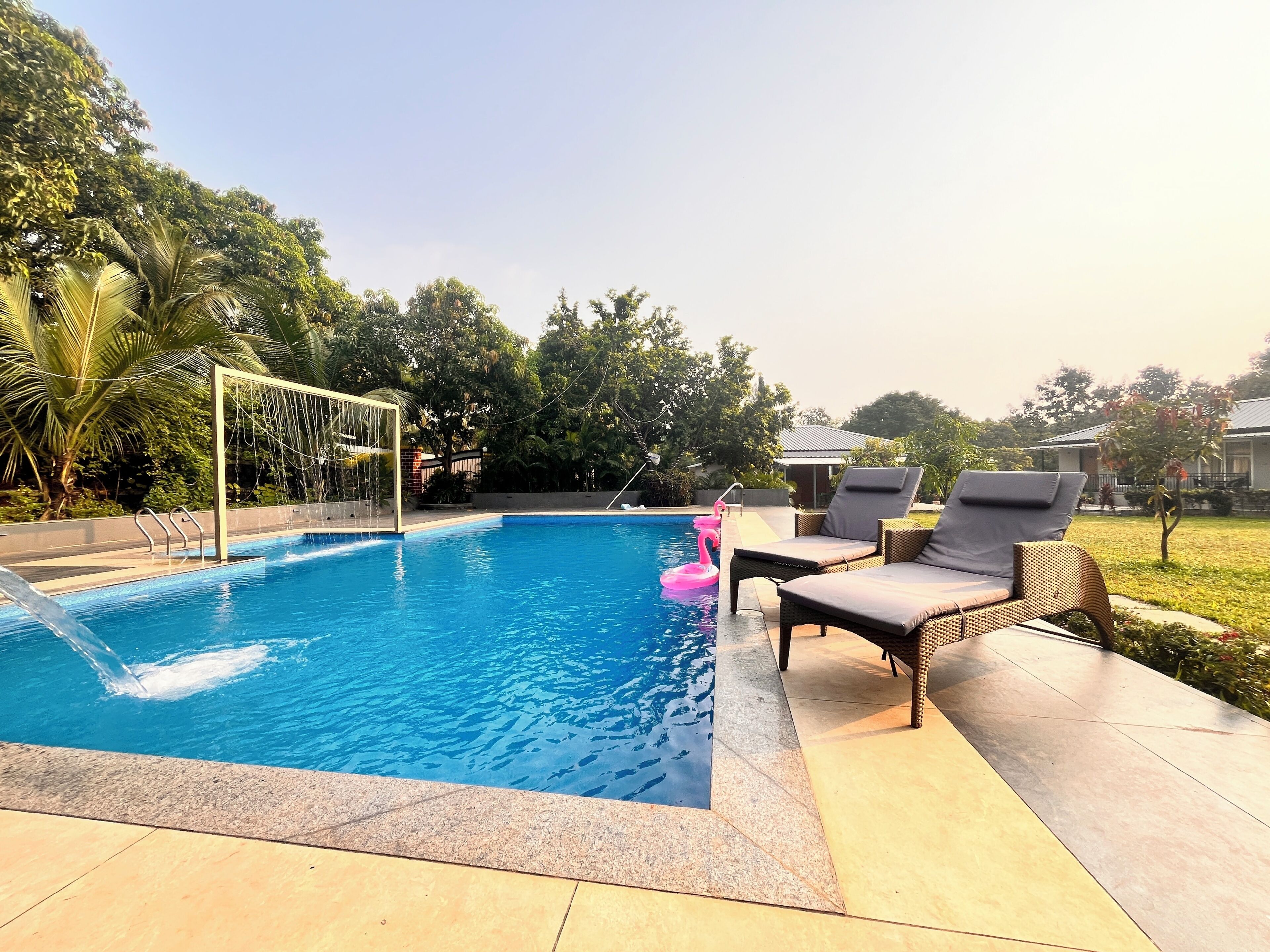 Una piscina al aire libre