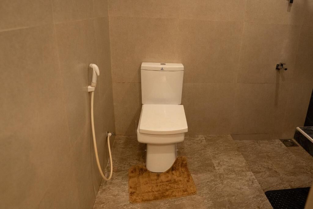 Chuveiro, secador de cabelo, toalhas de banho, sabonete