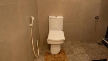 Chuveiro, secador de cabelo, toalhas de banho, sabonete