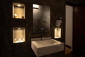 Deluxe-Doppelzimmer, Terrasse | Badezimmer | Dusche, kostenlose Toilettenartikel, Handtücher, Toilettenpapier