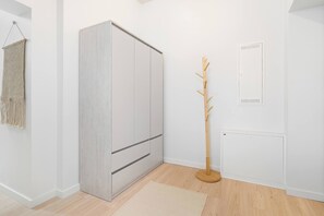 Ein Zimmer mit Kleiderschrank, Garderobe und Heizkörper.