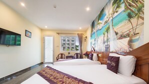Une chambre d’hôtel avec deux lits, une grande fenêtre, un téléviseur à écran plat et une fresque murale sur le thème de la plage.