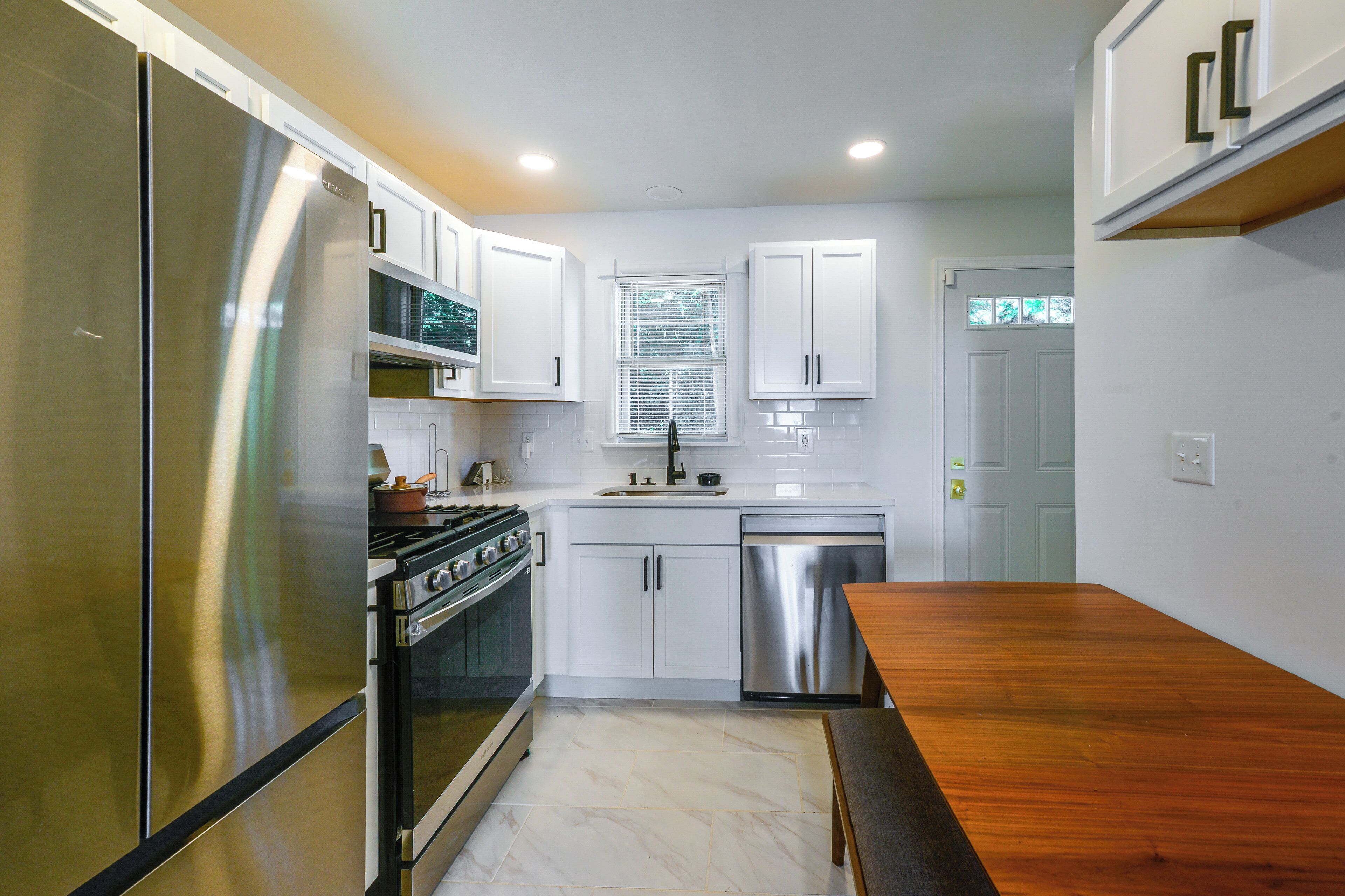 Coffee/tea maker, fridge, microwave, stovetop