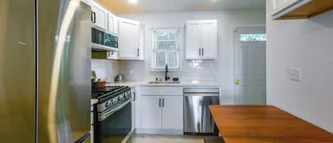 Coffee/tea maker, fridge, microwave, stovetop