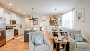 A spacious living area with a kitchen, dining table, and seating. - May River Fun! Home 9 Mi to Hilton Head Island (Bluffton)