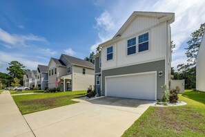 A residential area with modern two-story houses, a clear sky, and a well-maintained lawn. - May River Fun! Home 9 Mi to Hilton Head Island (Bluffton)