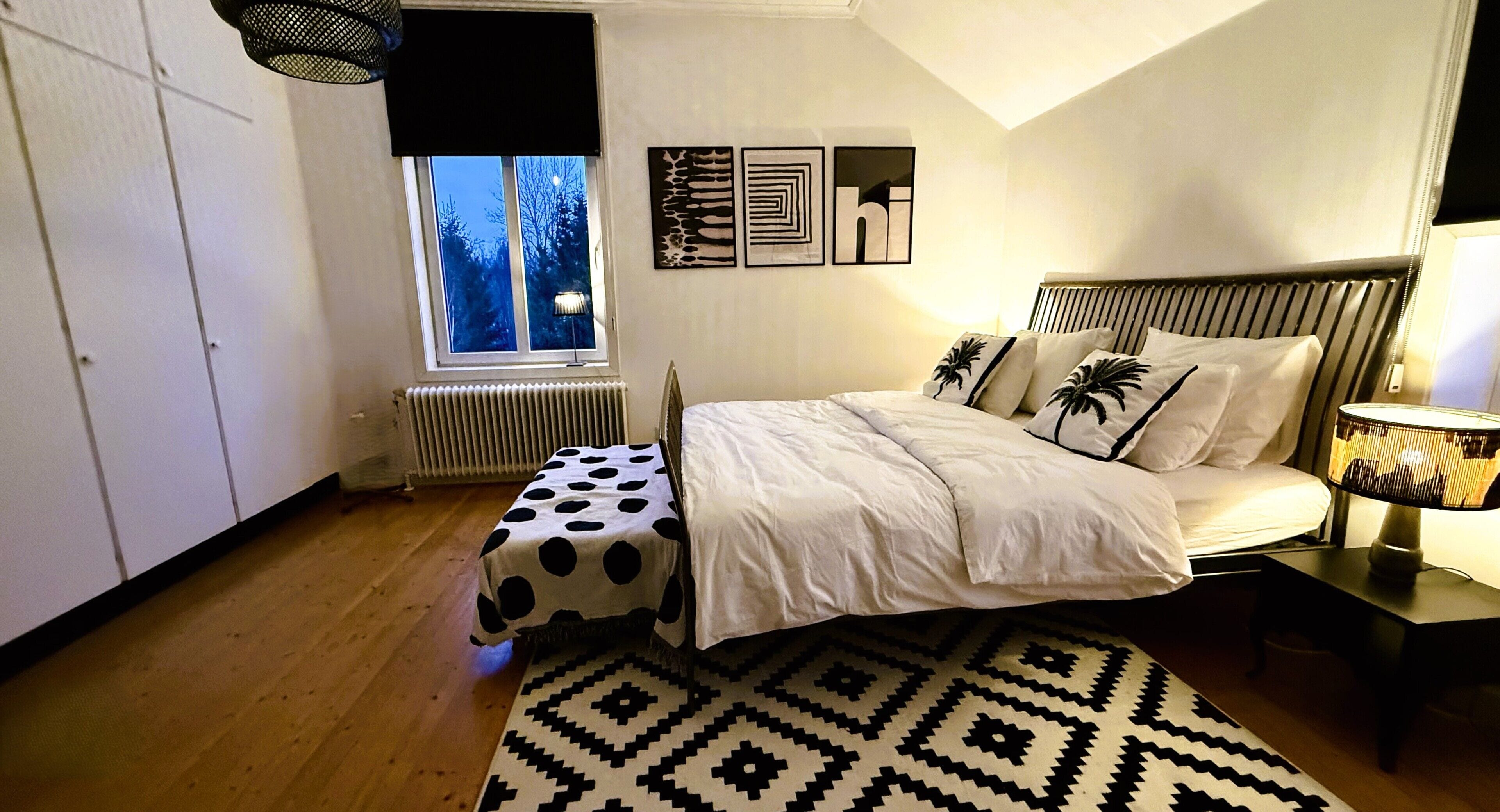Habitación doble, vista al jardín | Escritorio, espacio para trabajar con laptop y cortinas blackout 