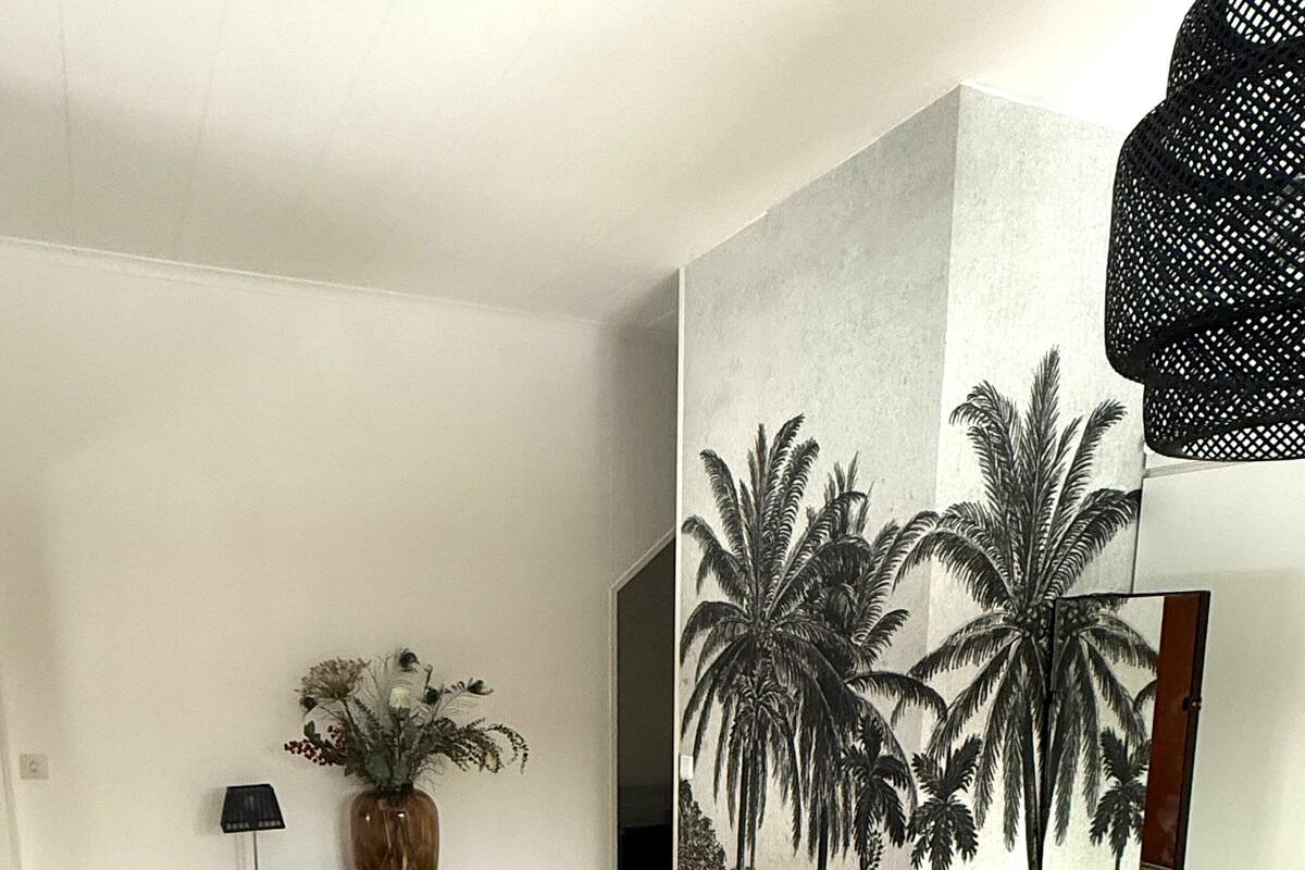 Quarto casal, vista para o jardim | Escrivaninha, espaço de trabalho para notebook, cortinas blackout