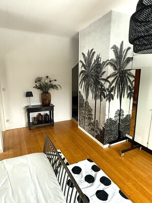 Quarto casal, vista para o jardim | Escrivaninha, espaço de trabalho para notebook, cortinas blackout