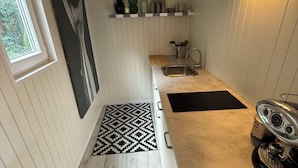 Chalet, vue sur le jardin, côté jardin | Cuisine privée | Réfrigérateur, four à micro-ondes, surface de cuisson