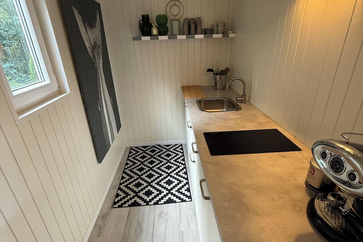Chalé, vista para o jardim, no jardim | Cozinha privada | Geladeira, micro-ondas, cooktop, talheres/pratos/utensílios de cozinha